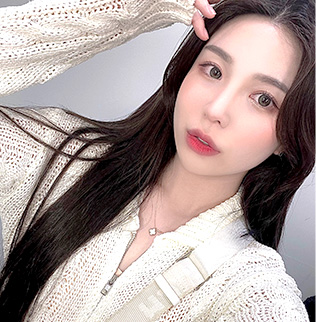 main_selfie_img2 main_selfie_img2
